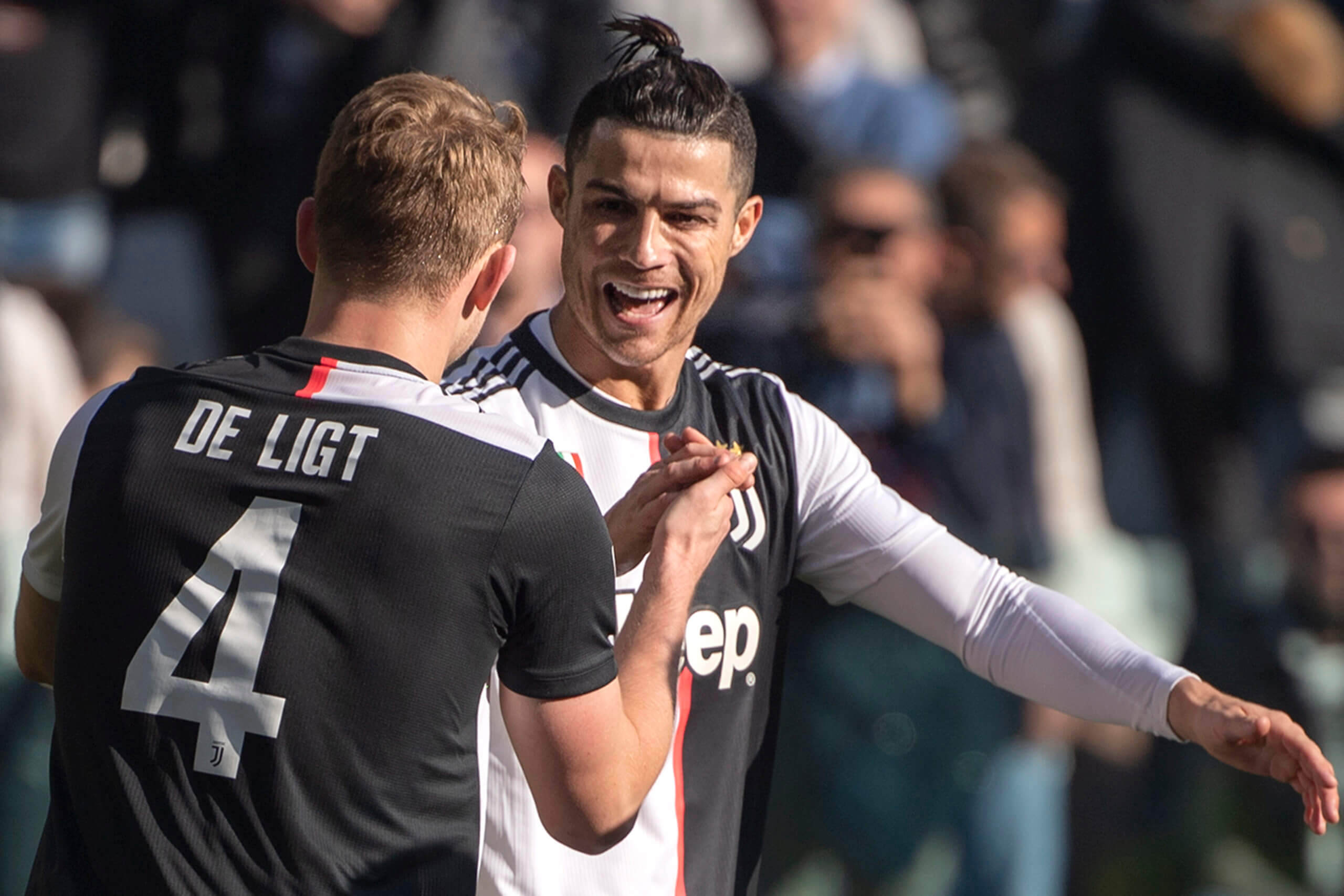De Ligt og Ronaldo feirer etter scoring mot Fiorentina