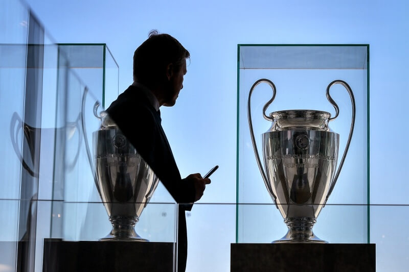Champions League trofeet som går til vinner av sluttspill 2020