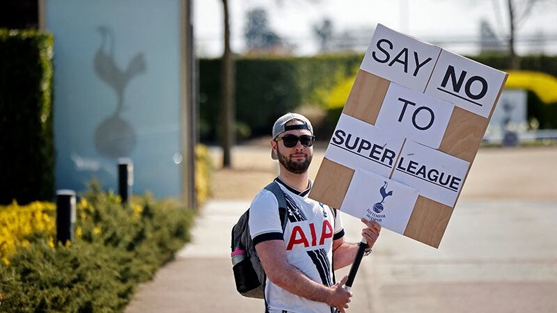 Tottenham-fan demonstrerer mot The Super League